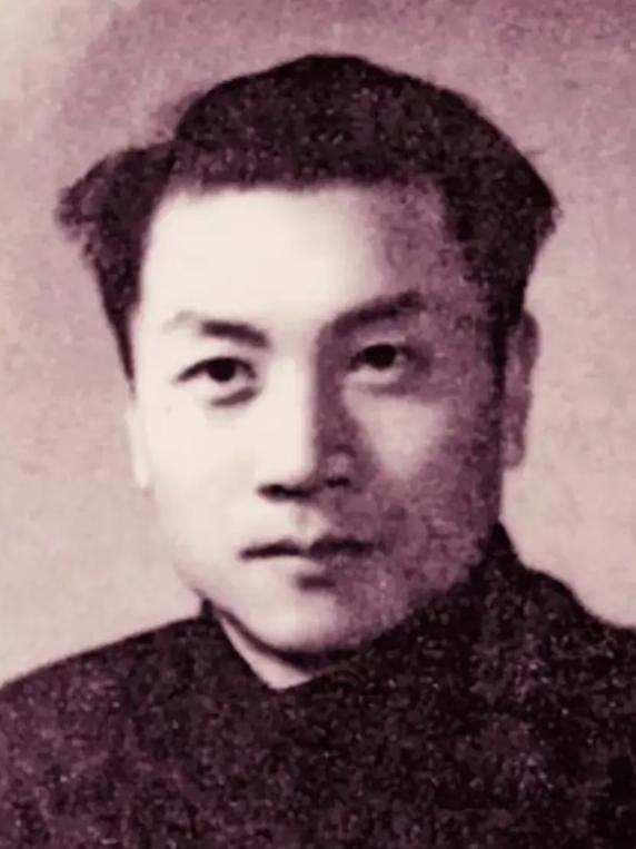 1944年，地下党员任远被俘。深夜，他轻声叫醒狱友：“我重伤难治，日军已识破我身