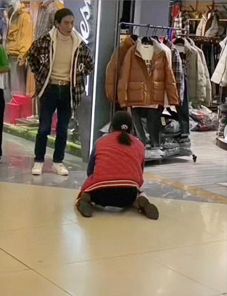 扎心！299元羽绒服，竟逼得她在商场当众下跪！丈夫的做法太寒心，湖北某商场的一