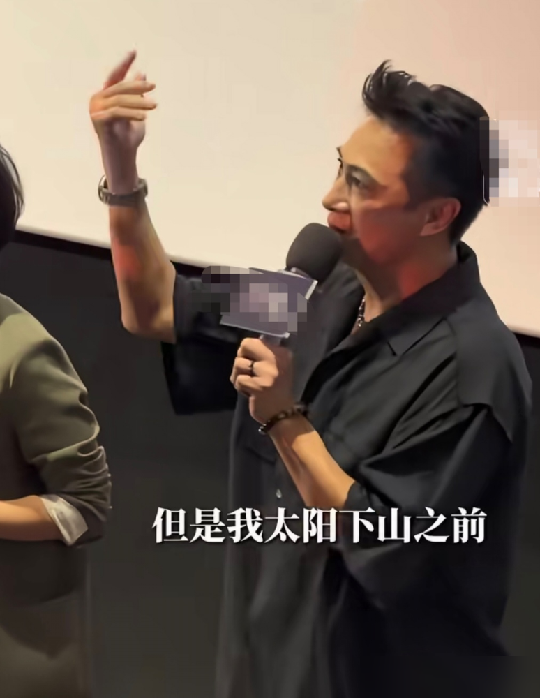 62岁吴镇宇在柳州拍戏被路人抓拍，那背肌，那下颌线，直接把小伙儿按地上摩擦。这老爷子狠到什么程度？一