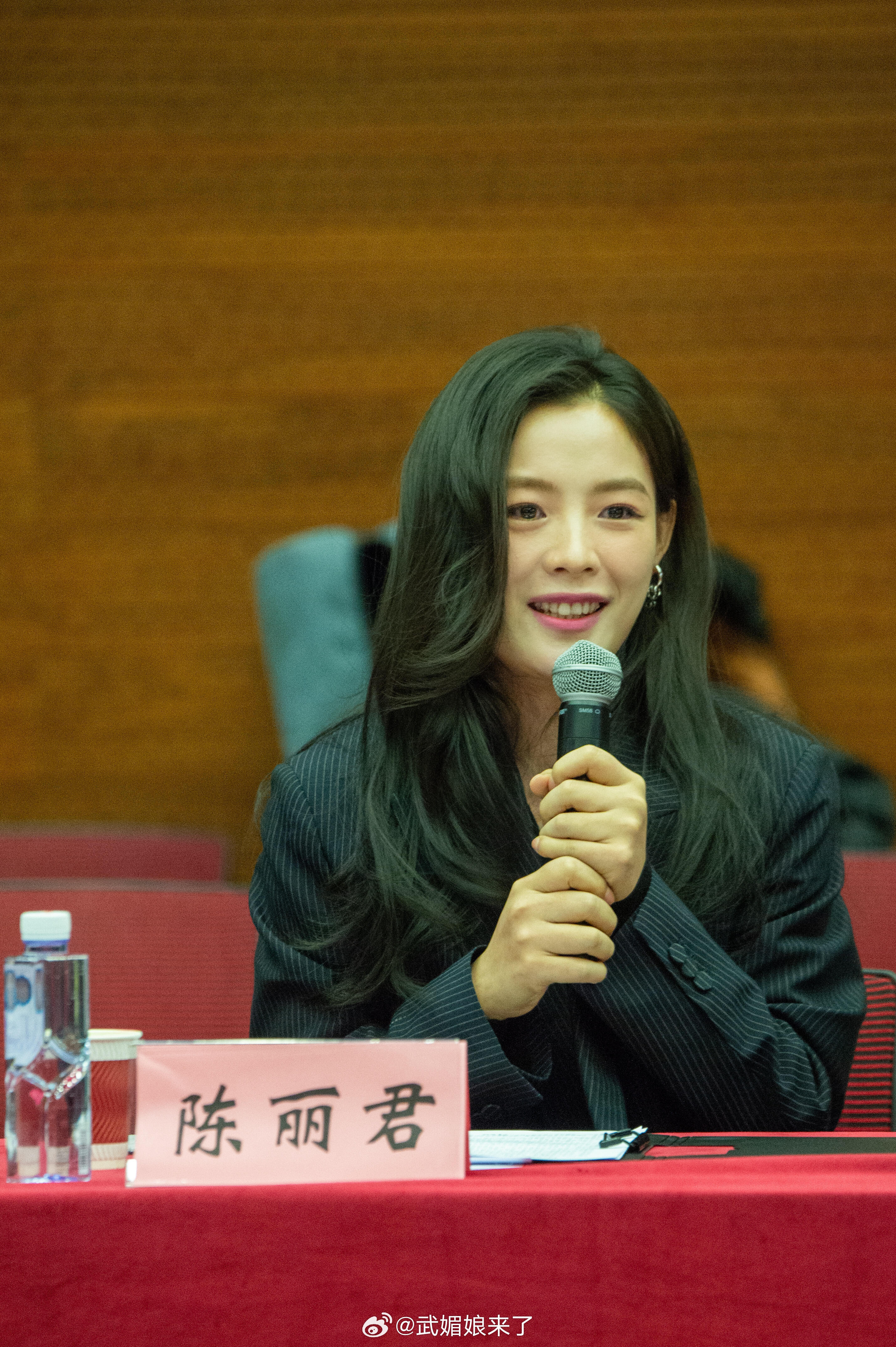 陈丽君北京参加《镖人：风起大漠》专家研讨会，会上多位专家夸阿育娅演得好，印象深刻