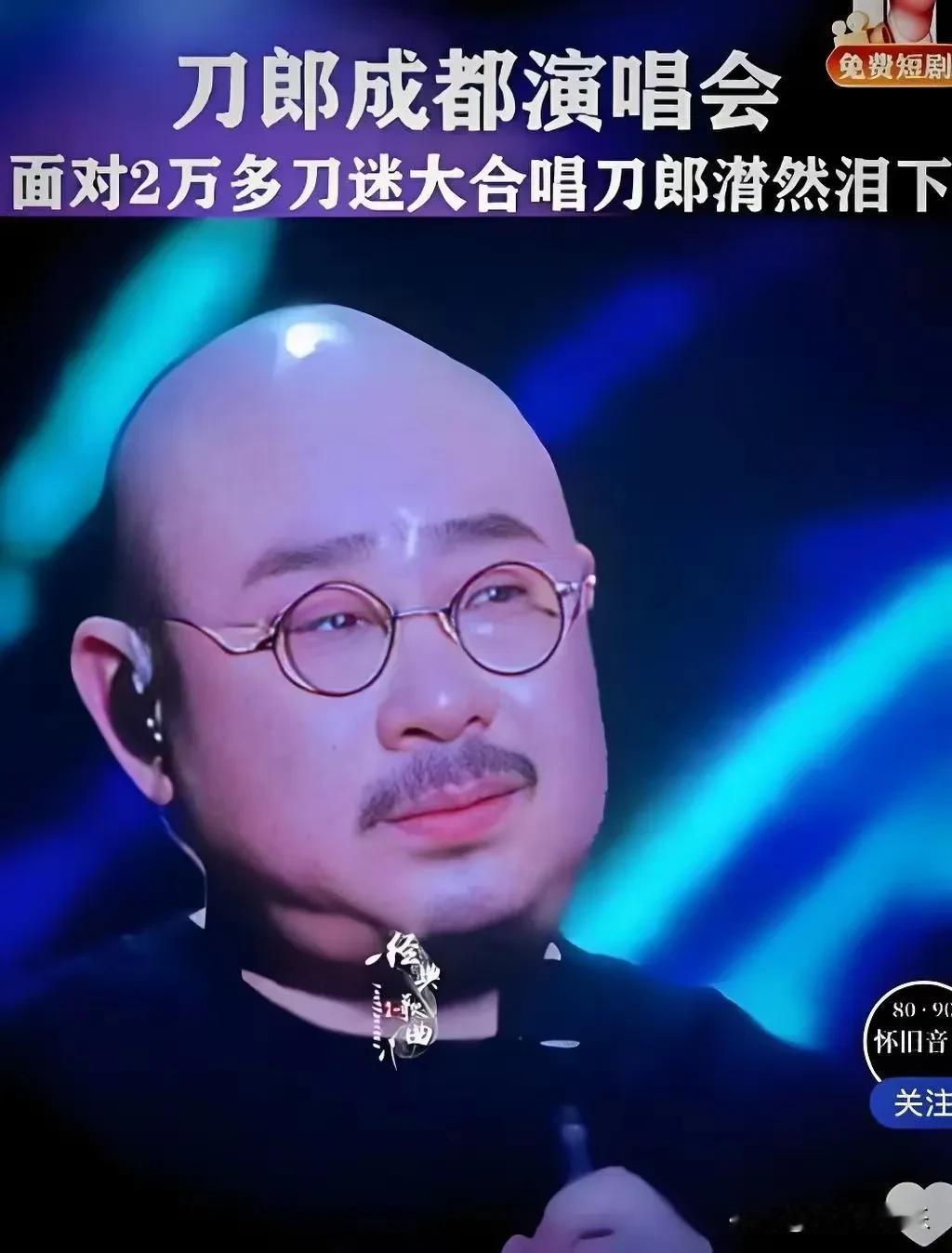 2025年7月20日，大连体育中心体育馆外，一群身着短袖、手持荧光棒的南方歌迷正