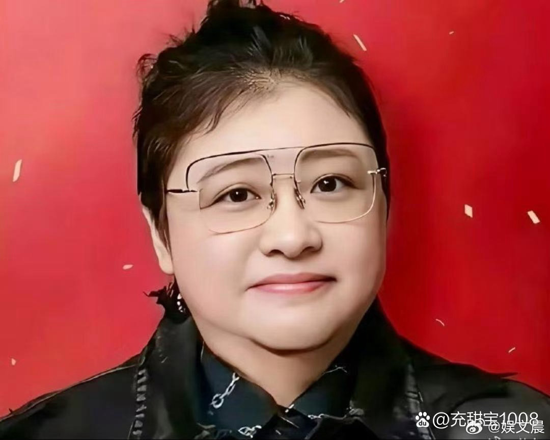 早前听闻韩红曾是校花还心存疑虑，翻看十八岁军装旧照后，才发觉年轻时颜值着实惊艳