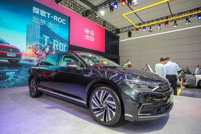 迈腾和宝马3系空间对比还挺有意思。迈腾是中型轿车，车长4865mm，轴距2871