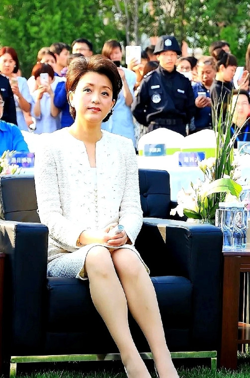 你还记得当年那位在央视舞台上光芒四射的主持人吗？时光飞逝，如今他已经57岁了