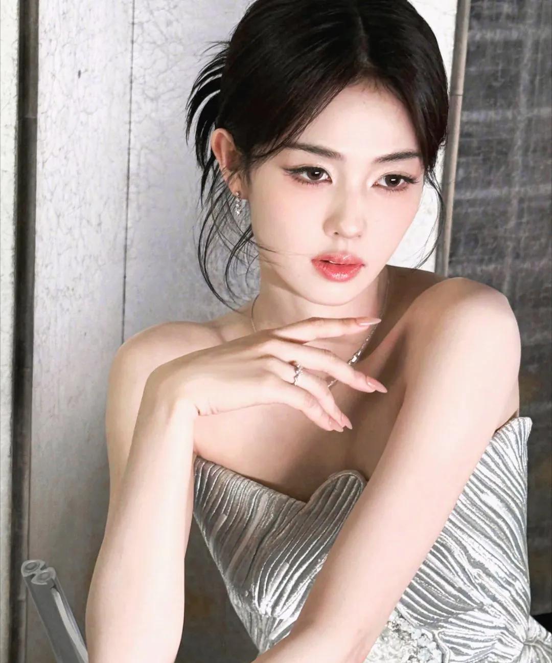 郝蕾暖心鼓励哈妮克孜：不必在意外界声音在综艺《无限超越班》中，市场导师张书维称