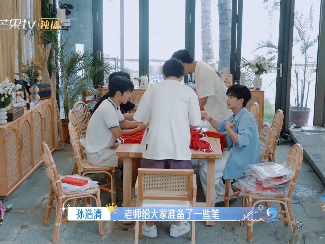 苏醒手绘球衣秀硬实力苏醒真的多才多艺，DIY球衣，苏醒一出手直接封神，直线一笔到