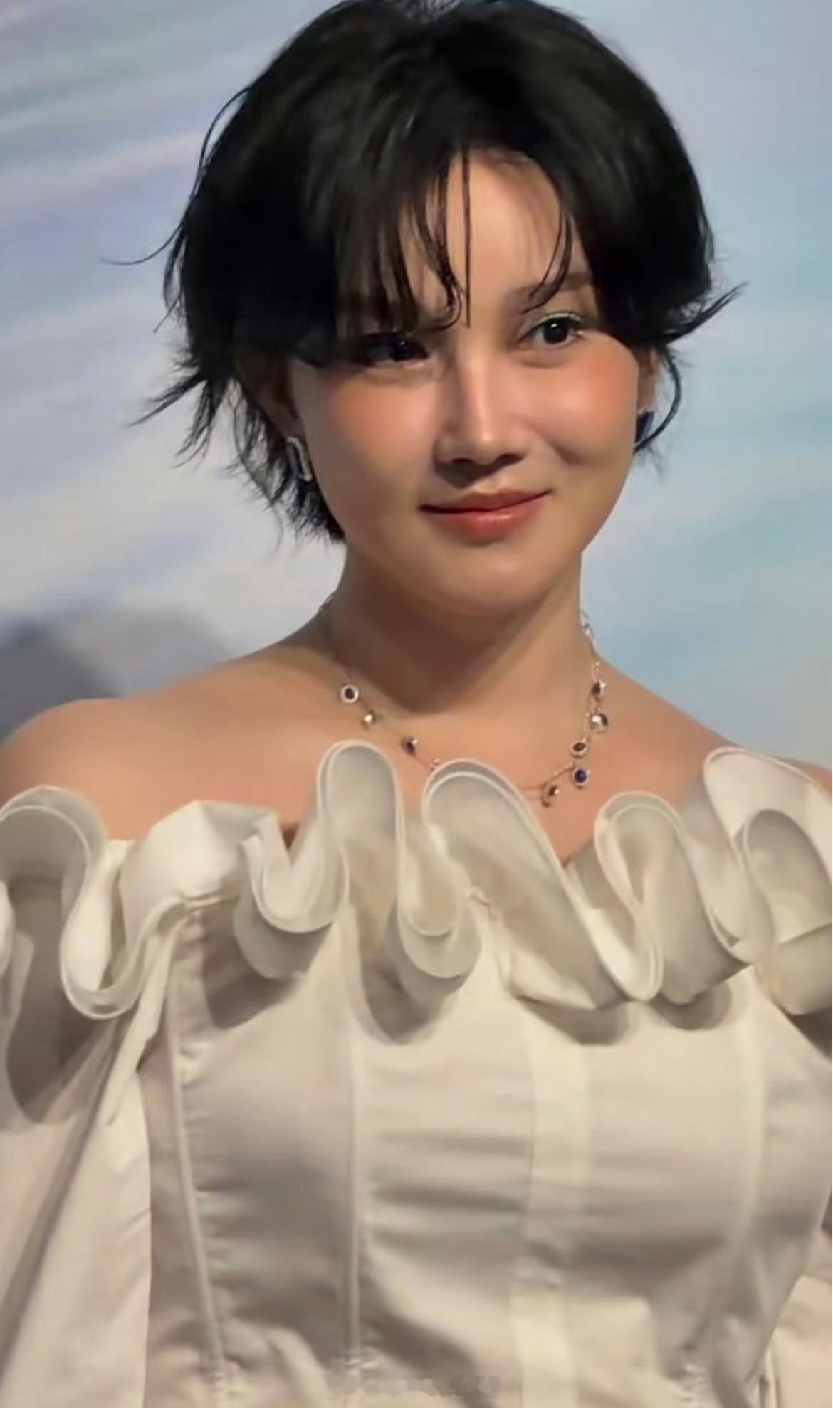 陈小纭已经是完全认不出的程度了个人觉得陈小纭蝴蝶结时期最好看[红脸笑][吐舌头眯眼睛笑]