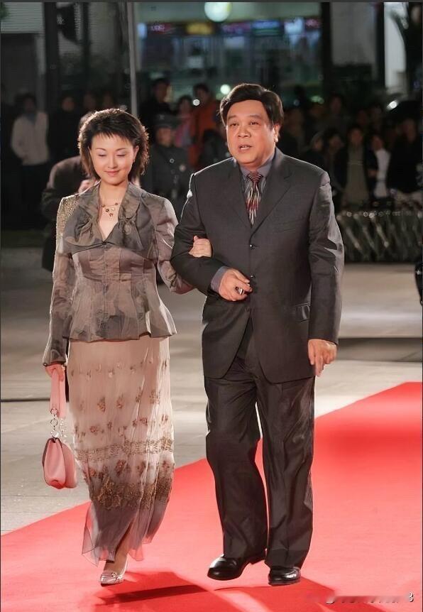 老照片里的赵忠祥老师好有风度，儒雅英俊，人们喜欢他的不是因为他的颜值，他颜值普通