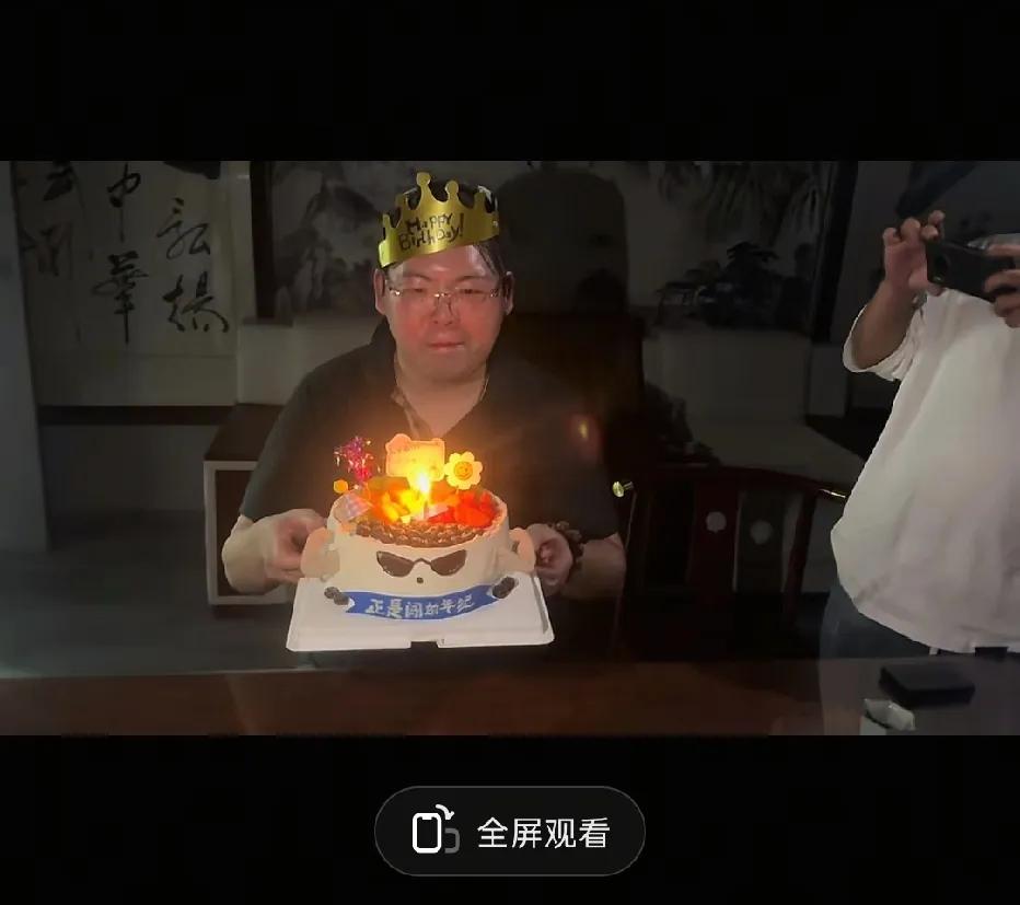 看到向太昨天在儿子向佑的视频里留言，祝福向佑生日快乐，挺感慨，不管再怎么失望，但