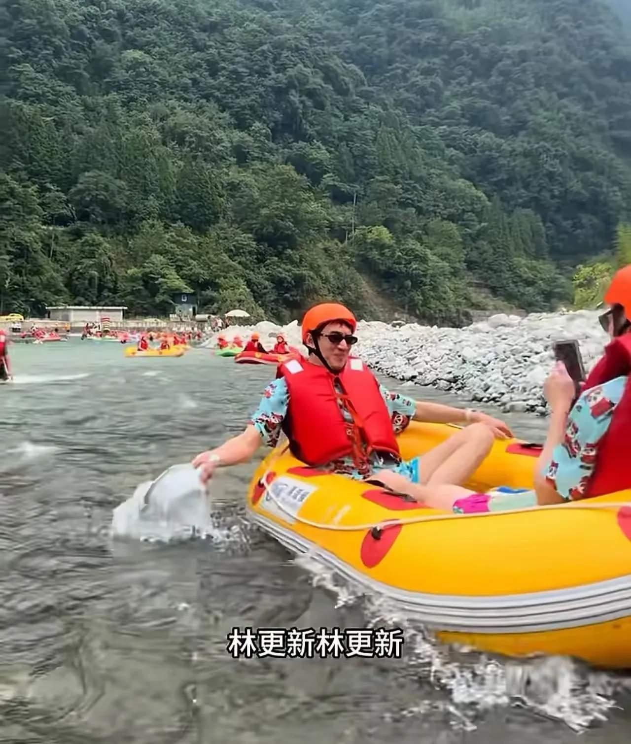 林更新跑到成都都江堰去漂流，本打算悄悄当"路人甲"，结果刚一下水，就被个四川妹子