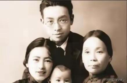 1903年，30岁梁启超和王桂荃成婚。同居过后，梁启超却说：“我主张一夫一妻，你