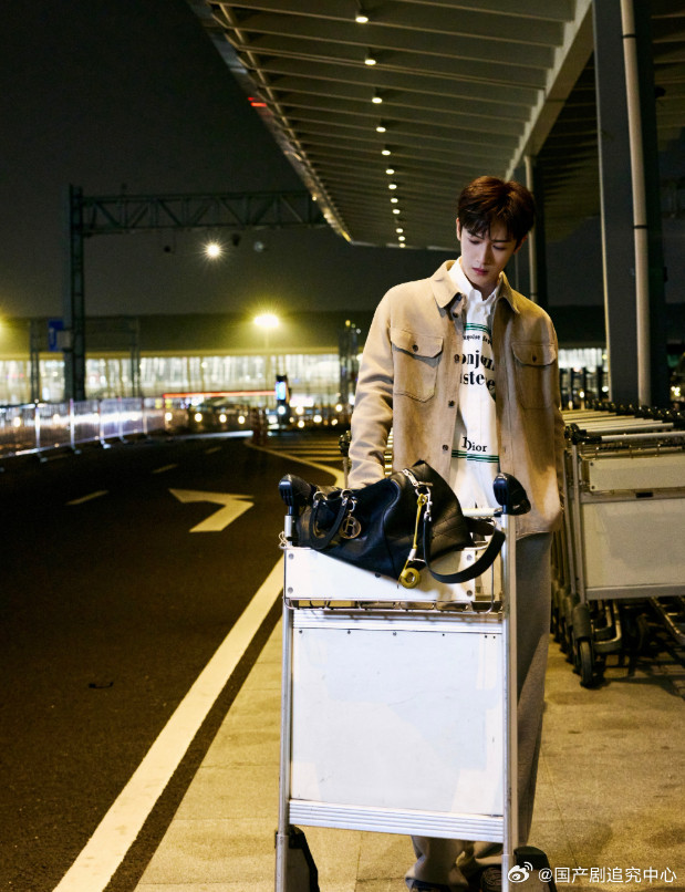 1.李昀锐现在正在深度聊《跑男》的常驻，孟子义大概率也是常驻，或者半常驻。2.