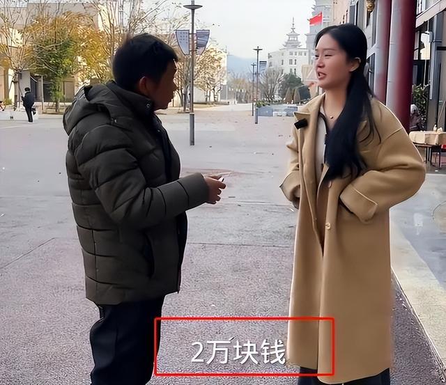 女大学生请同学吃饭花2万，喊农民工父亲结账！父亲怒吼：这是你弟一年学费近日