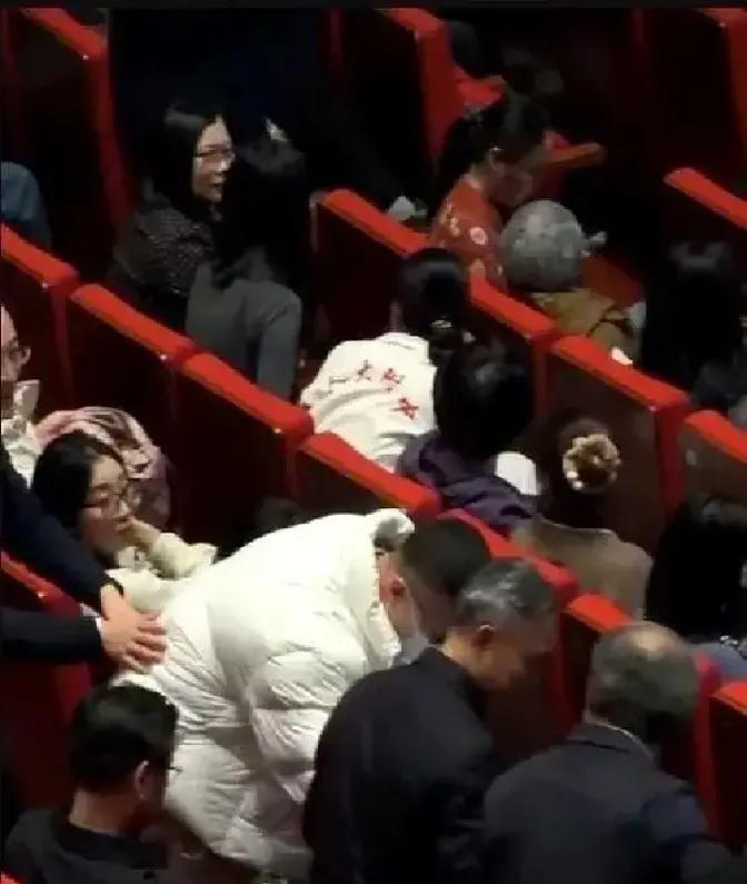 孙红雷猫在剧场角落，看了十遍同一出戏。不是没看够，是台上主演换了人——他妻