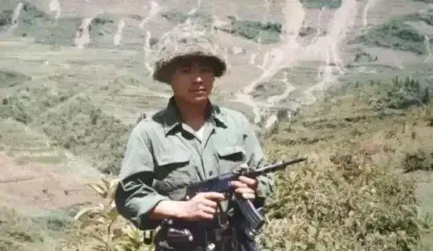 1985年，在老山前线执行任务时的解放军战士周秋波，牺牲前留下的一张照片，为了战