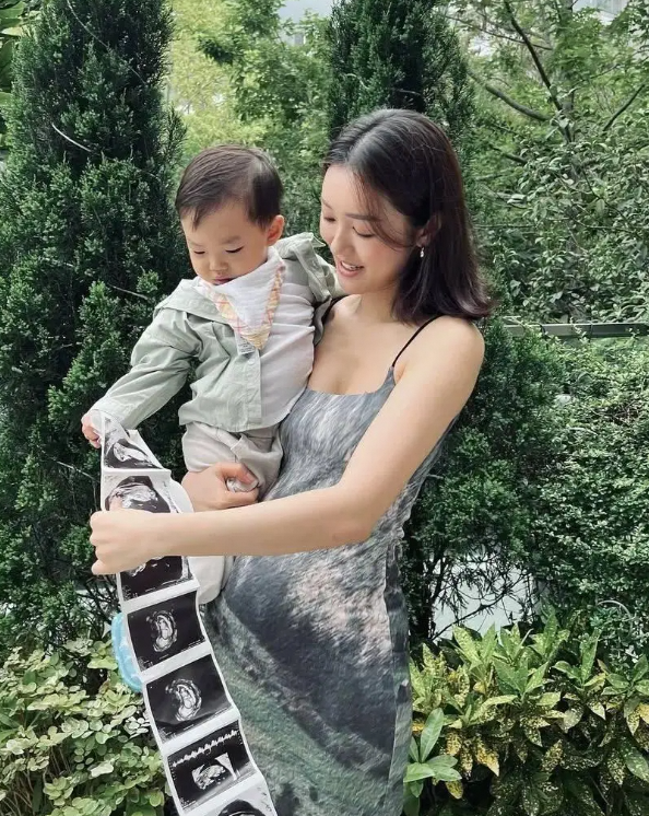 TVB港姐张宝儿儿童节宣布怀二胎吊带裙难掩孕肚