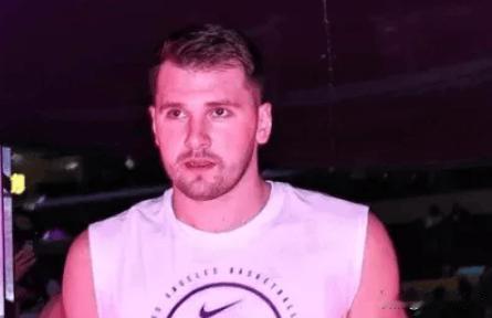 现在看湖人排名西部第二，独行者排名西部倒数第一，再回头看湖人当时跟独行侠的交易，