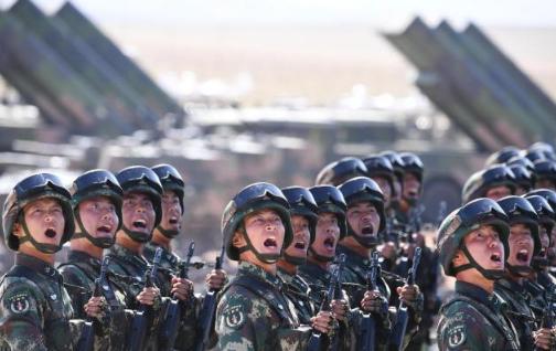 日本“自杀式挑衅”！再作中国就开火！日本的飞机又来了，在训练的海域上空