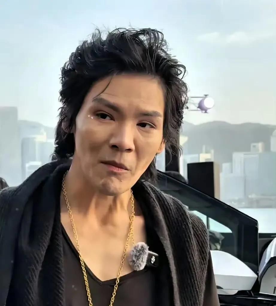 向佐这长相吧，网上看确实普通了点，但见过真人的都说他气场两米八！上次刷到路人偶遇