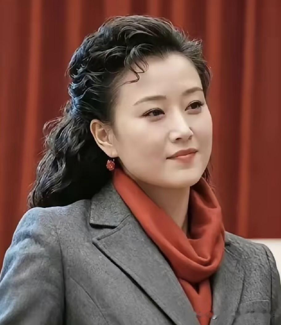 年轻时的宋祖英也太有韵味了！灰西装配上一条红围巾，端庄又大气，眉眼温柔又坚定，是