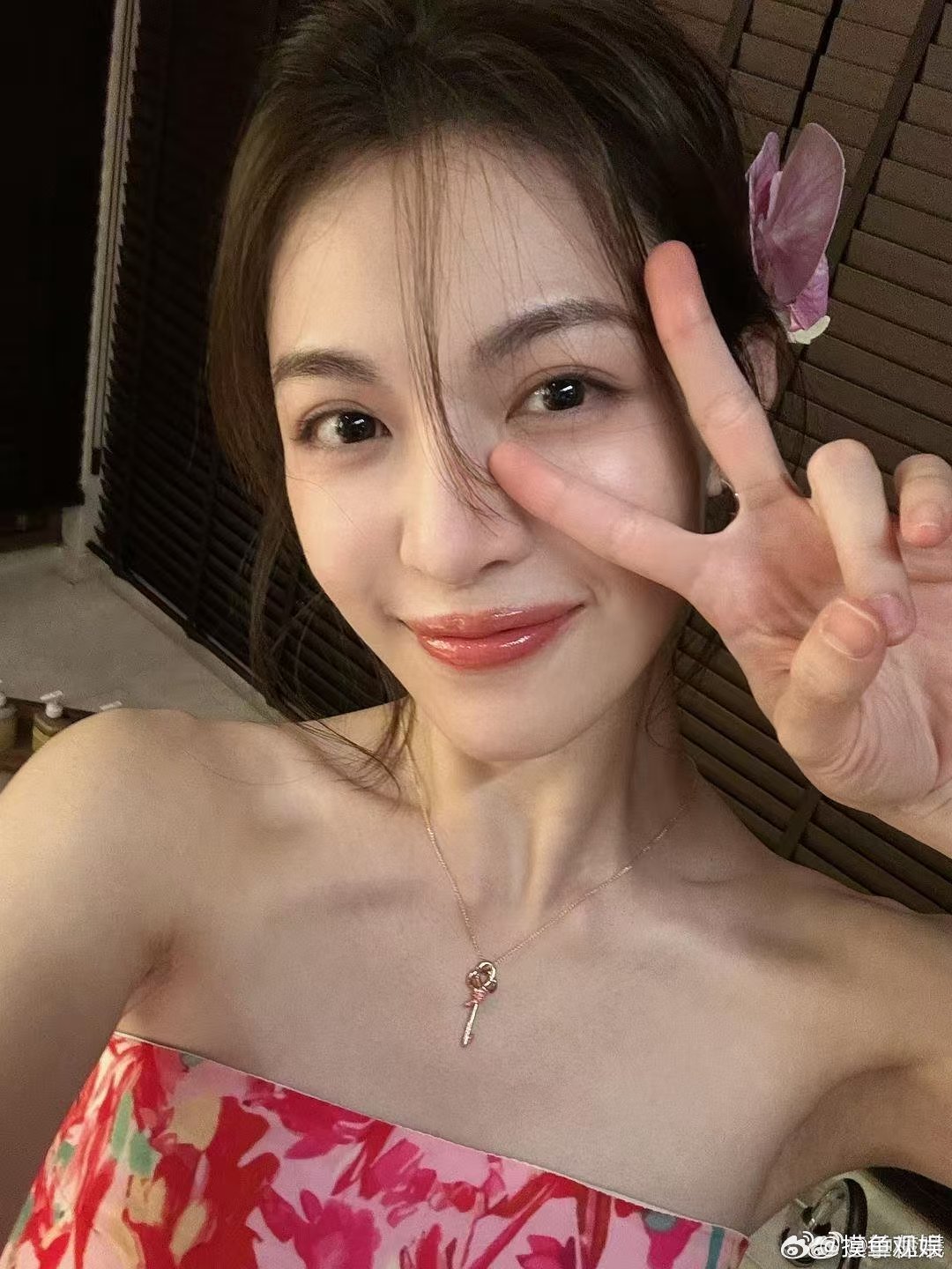 钟楚曦戴上就摘不下来了每套造型都藏巧思！钟楚曦挑选的配饰和她随性疏离的气质高度