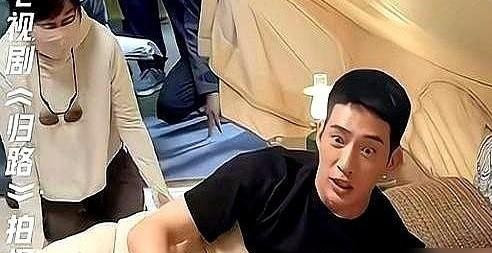 在到处靠人工糖精和绯闻硬炒热度的内娱，井柏然这种近乎严苛的边界感，简直像个异类。新戏《早春晴朗》片场
