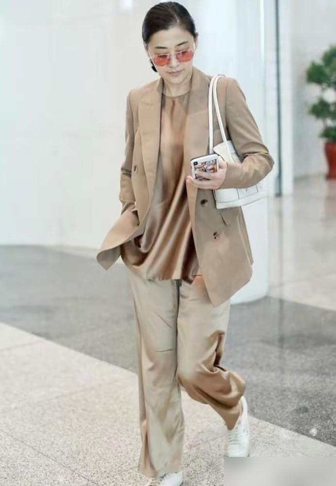 50岁梅婷，机场素颜！你敢信那件焦糖西装下，藏着她拒绝医美的狠劲儿？最近她
