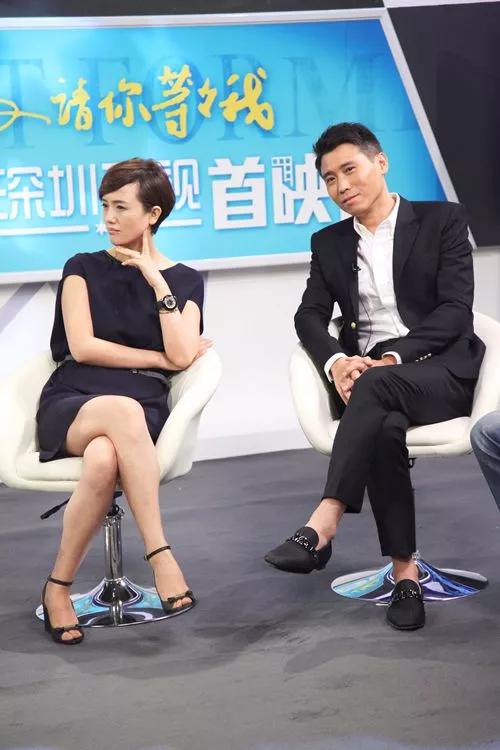 坐在李乃文旁边的这位短发女明星气质真好，知性优雅，端庄秀丽，看起来比马伊琍还要漂
