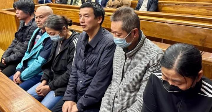 这七个中国人属实可恶！9月10日外媒报道，七个中国人在南非开羽绒被套工厂，竟然雇