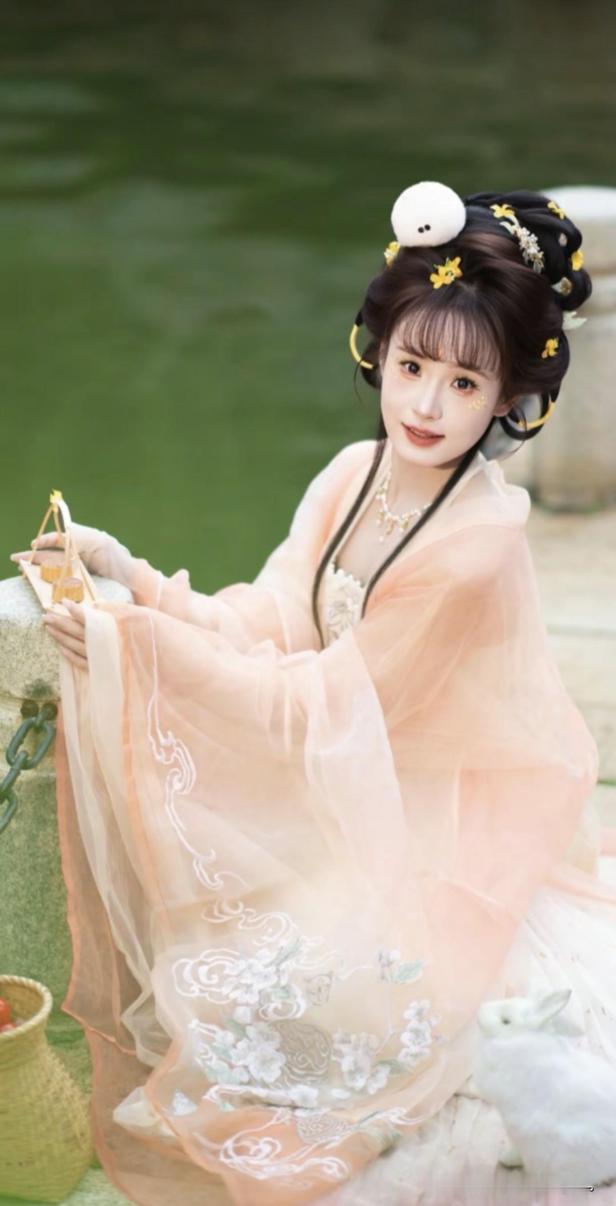 轻纱飘逸，静坐水边，悠然自得。清雅仙气美女