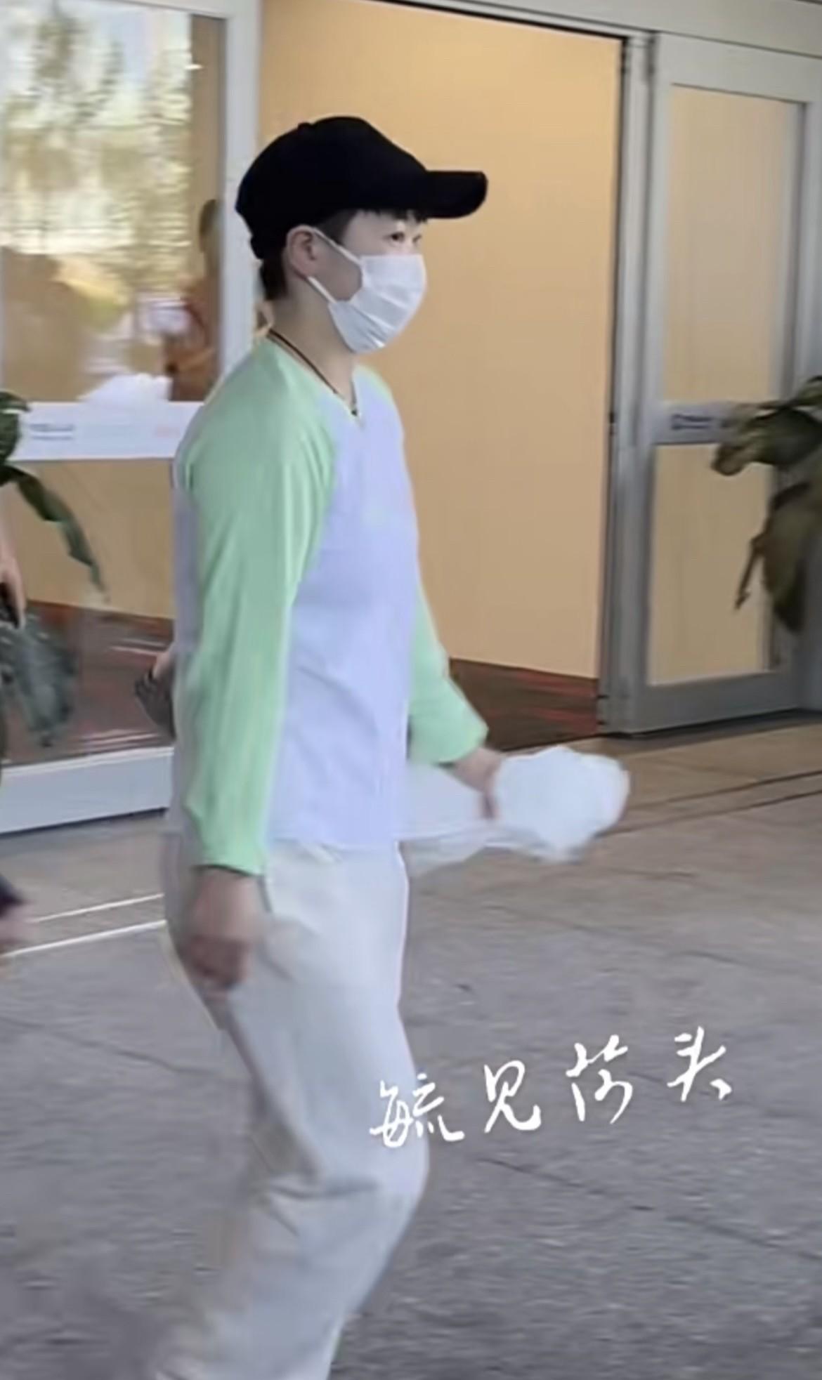 孙颖莎已经安全抵达新疆，出现在大家面前。孙颖莎这次抵达新疆，穿着打扮清新亮眼，