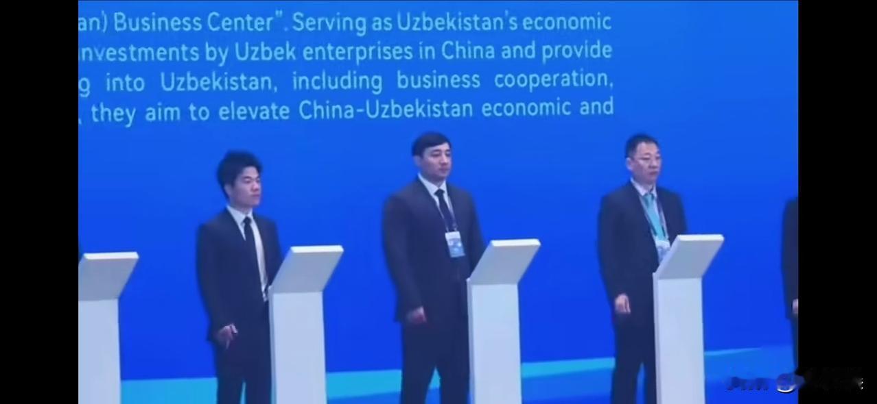 董宇辉终于站上更高的舞台了！他以《与辉同行》负责人的身份，上台签一带一路的带货