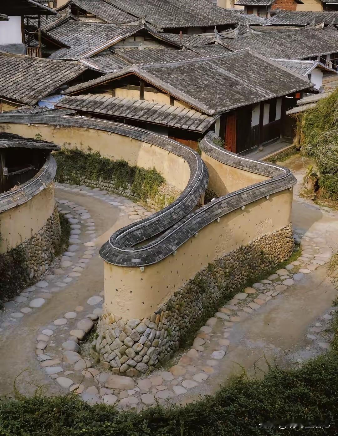 这围墙挺别致啊，就是不知道它有什么用？