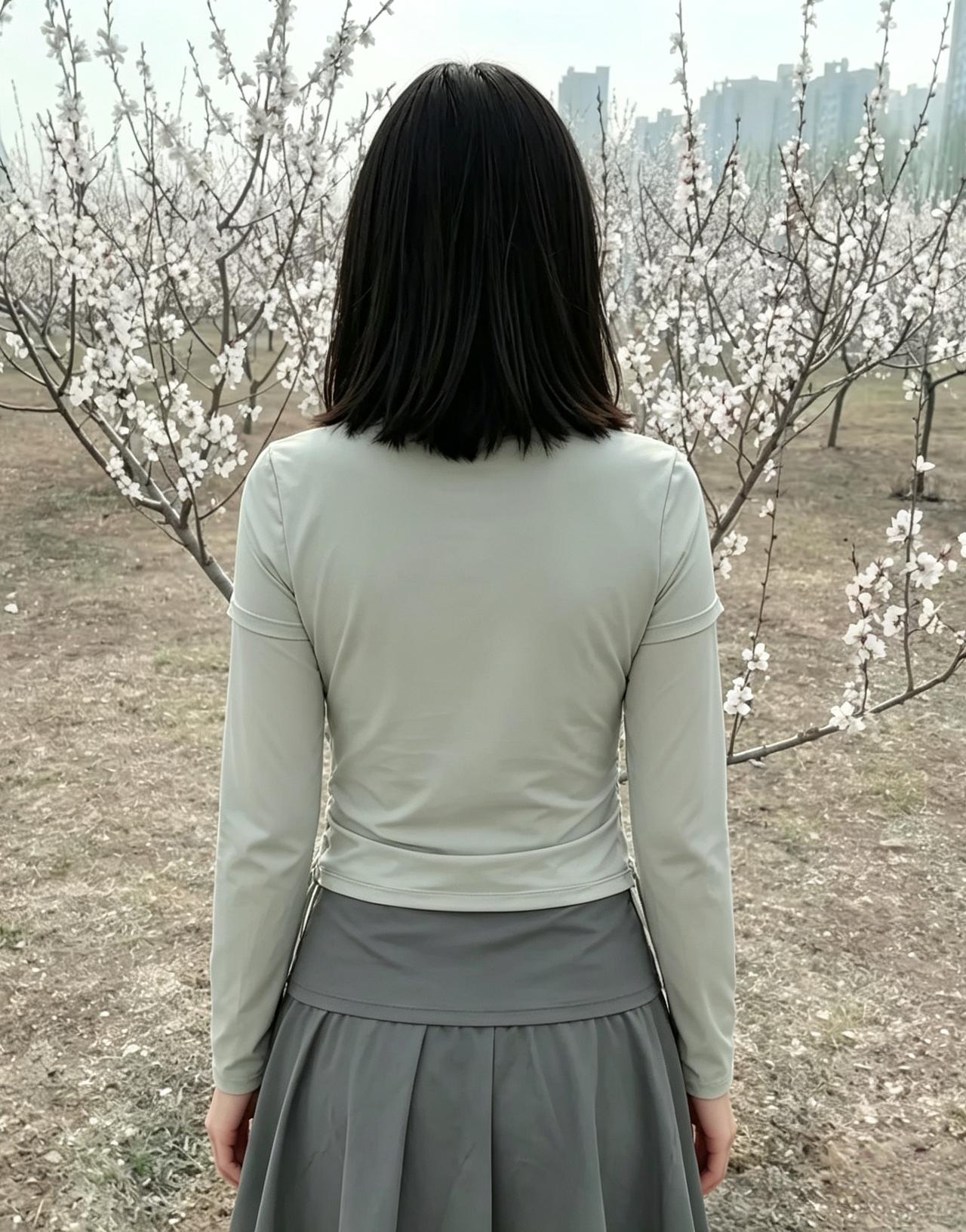 浅绿轻衫趁晓风，纤腰束就玉玲珑。花间立尽春如许，一笑嫣然胜落红。