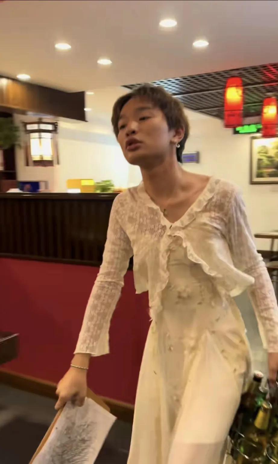 钟美美自曝自己经常受到爸爸家暴，他的妈妈也被爸爸打。他希望妈妈跟爸爸离婚。这孩子
