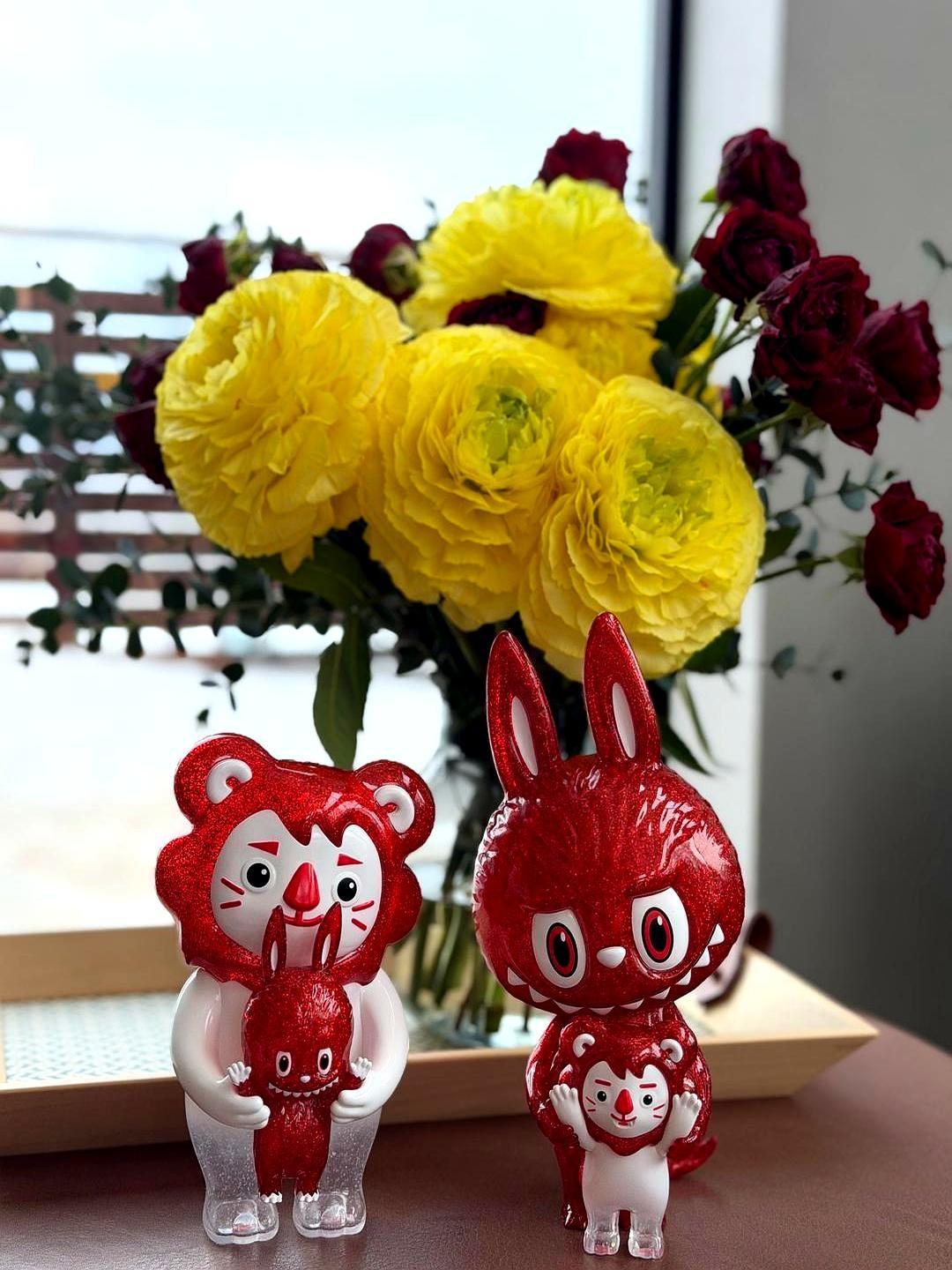 60岁刘嘉玲的开工照，竟把小8岁的杨千嬅给“秒”了。大年初八，她就穿件紫红