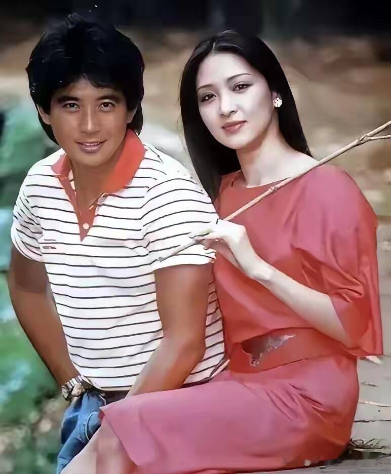 照片中这一位穿着玫瑰红的套装裙美女长相好好看，是那个年代比林凤娇好看的一个美女。