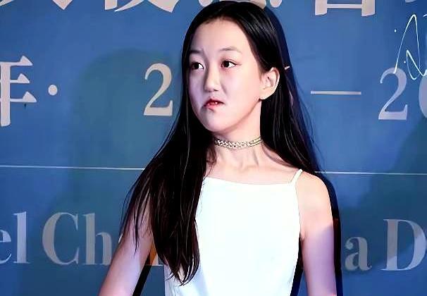 王菲女儿嘴上那道疤，动了四次刀，深度激光烧过，牙齿戴了几年刑具。但王菲和李亚鹏