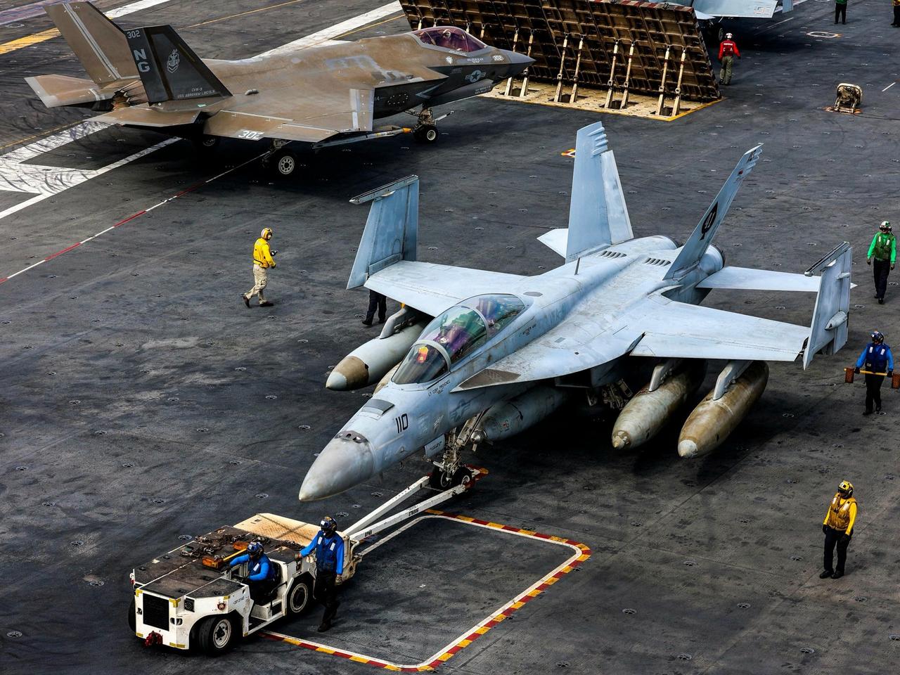 “林肯”号航空母舰上的F-35C战斗机，隶属VFA-154“黑骑士”中队，看着表