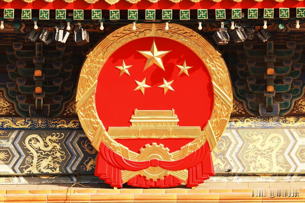 天安门城楼上的国徽（用600mm大炮拍摄）