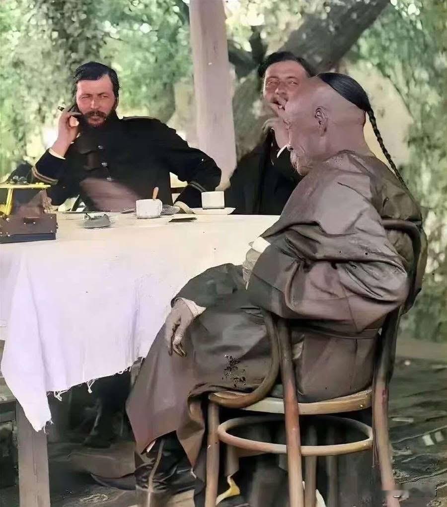 别被清宫剧骗了，真实的清朝人辫子长这样！在清宫剧里，阿哥们的辫子都是又粗又长