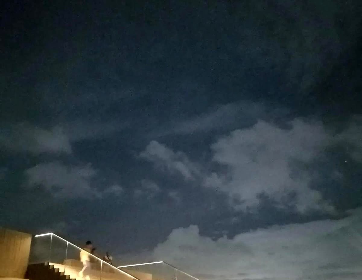 今晚上吃饭的时候，老丈人给女儿打电话说：