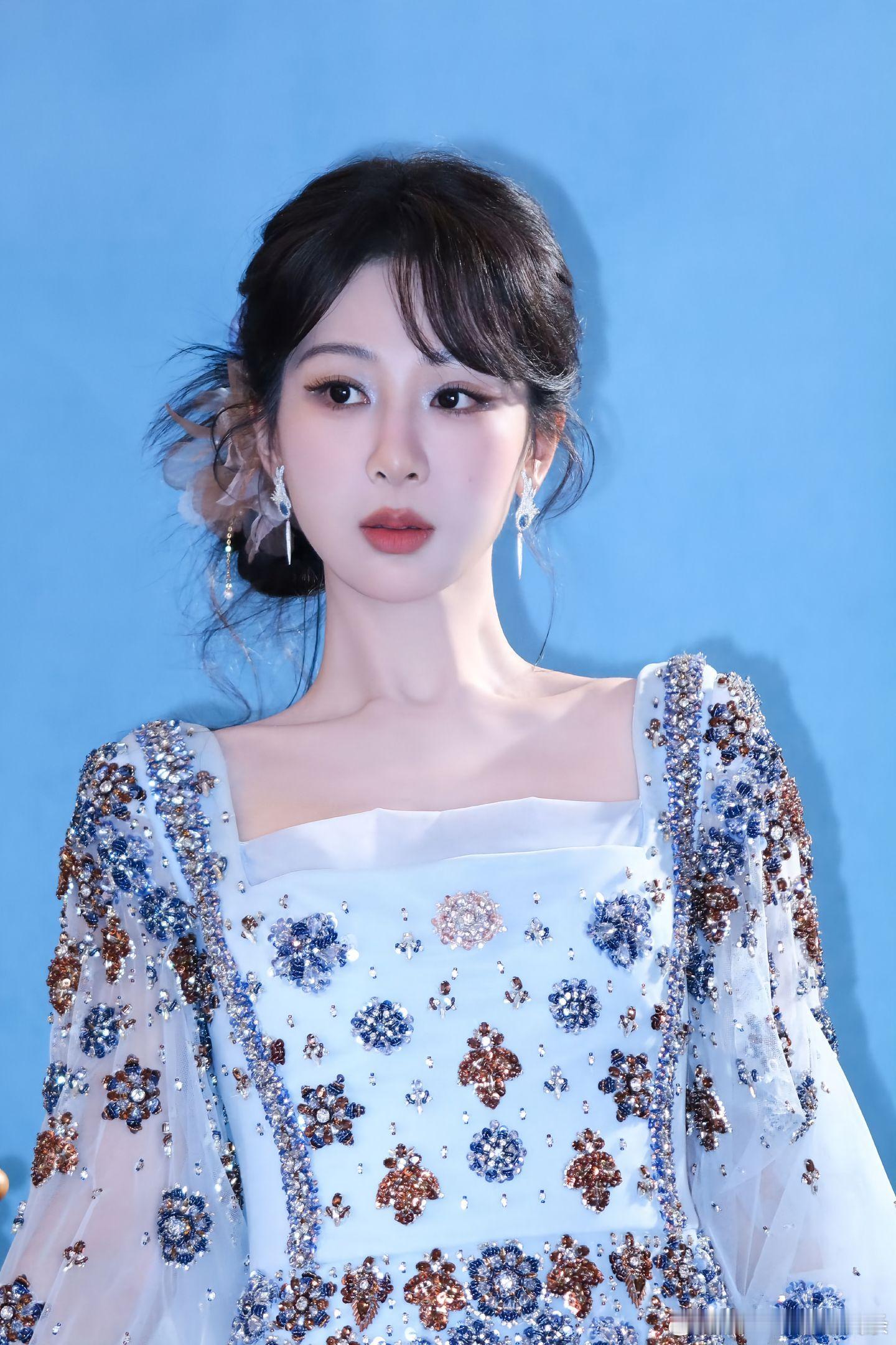 杨紫的美鲜活灵动，圆亮眼眸含俏、梨涡藏甜，直角肩与清透肤质尽显优雅甜暖；高定大气