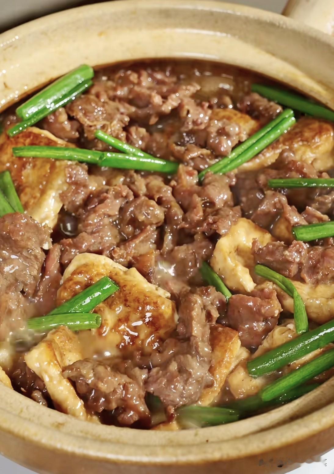 楼下小区门口国庆节后来了一个招牌牛肉馆，主打各种牛肉烧的菜，每天晚上排队的都排到