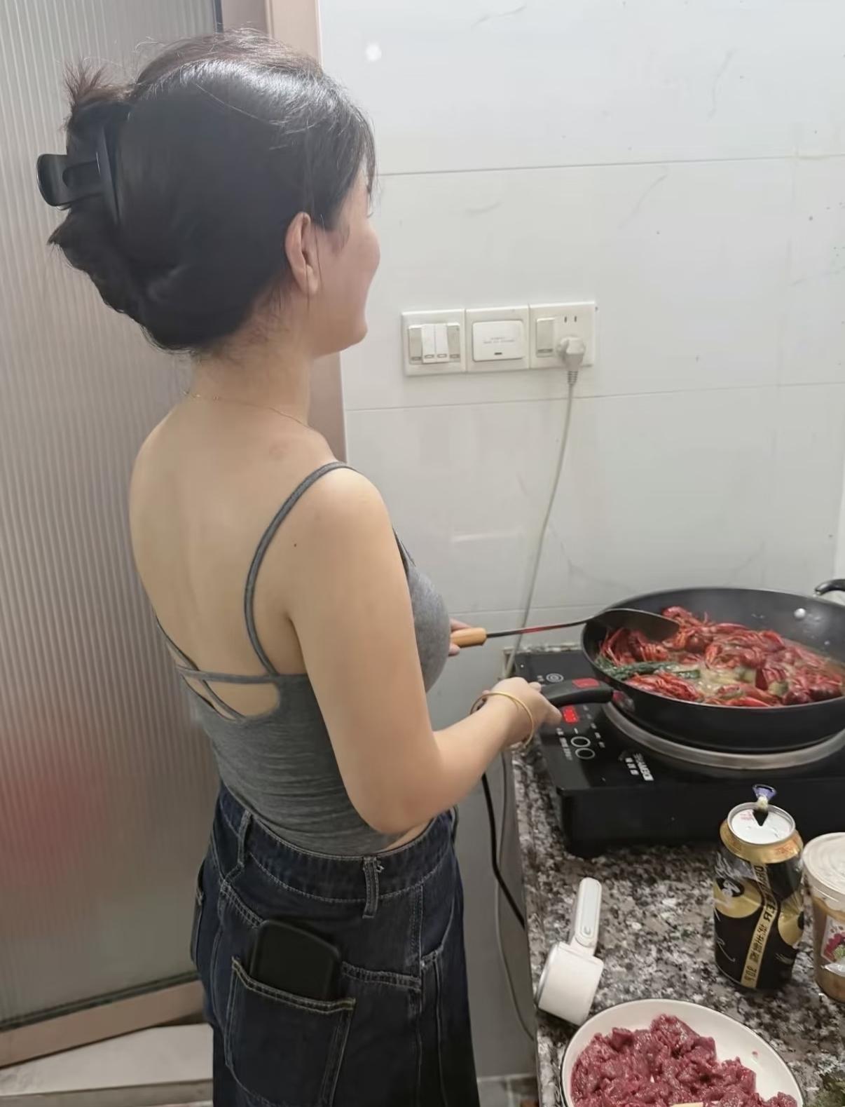 一个当爹的全款给女儿买了婚房，想过去住二天，女婿一句家里没地方住就给顶回来了。老