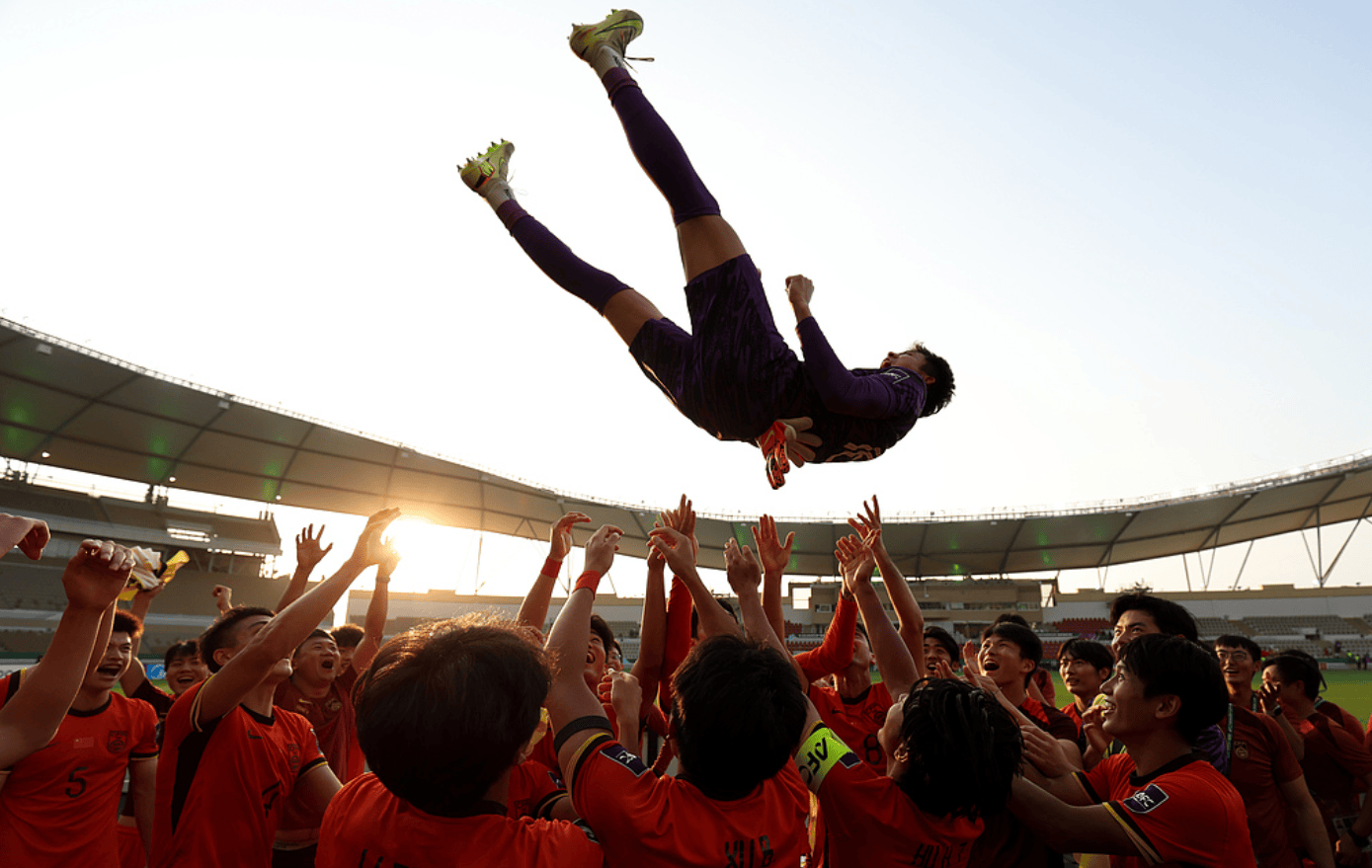 头号功臣! 李昊赛后被全队队友抛起庆祝