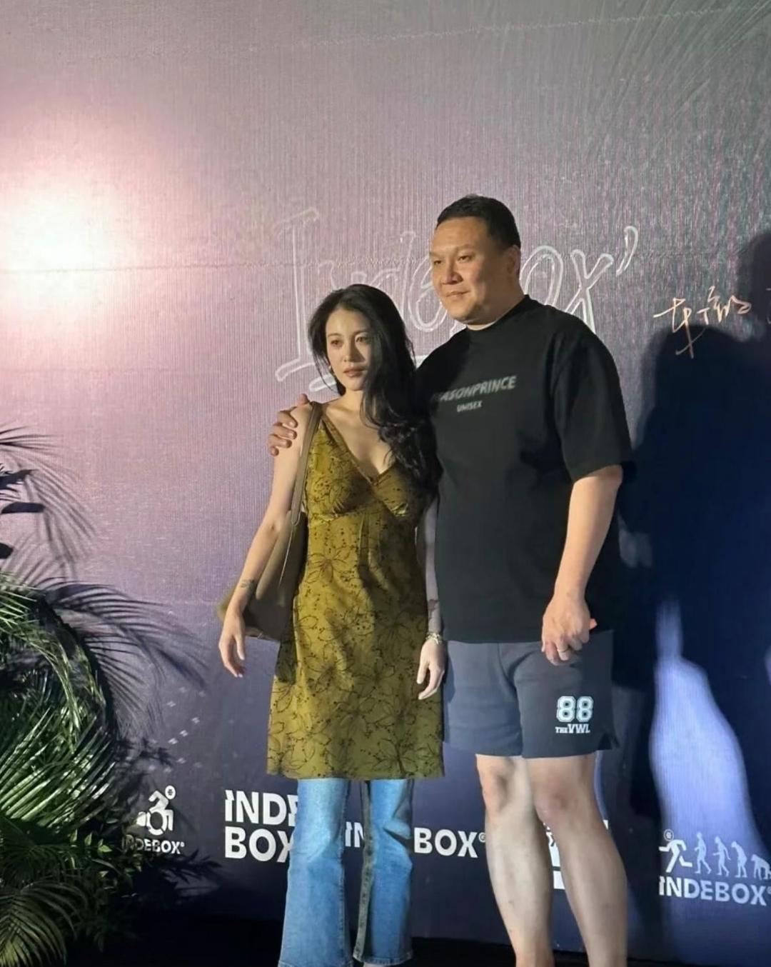 事实证明，头发放下来比束发好看。