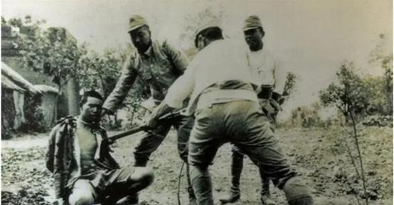 1942年，太原日军将200多战俘押到一片乱葬岗，然后将他们都捆绑在木桩上，然后