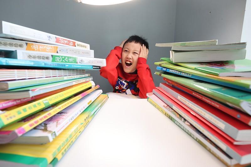 “别划走！你家孩子厌学摆烂的样子——像不像当年被爸妈逼着背书，却偷偷在课本下画漫