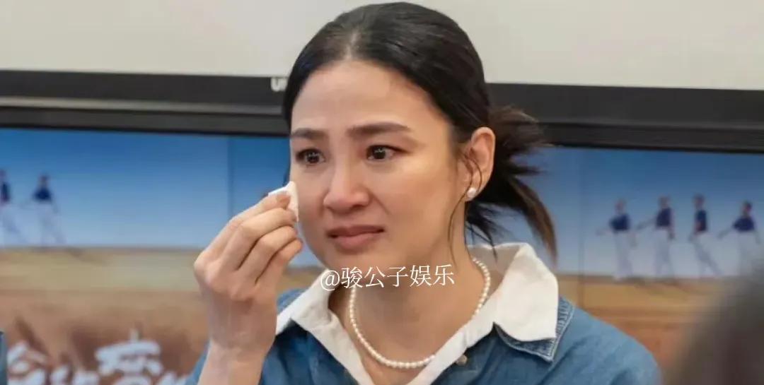 47岁的洪小铃产后首次公开露面，她透露自己已经瘦了14斤。不过，坐月子期间的辛苦